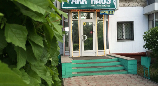 PARK HAUS Apartments, Rezerwuj Apartament Hotele w North Kazakhstan Region z parkingiem, Parking