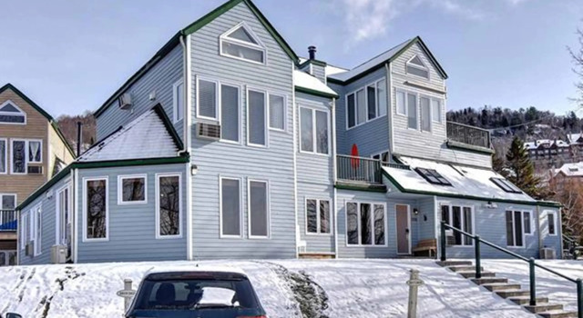 Bright Condo near the Lake Private House, Rezervasyon Tatil Evi Mont-Tremblant Village 