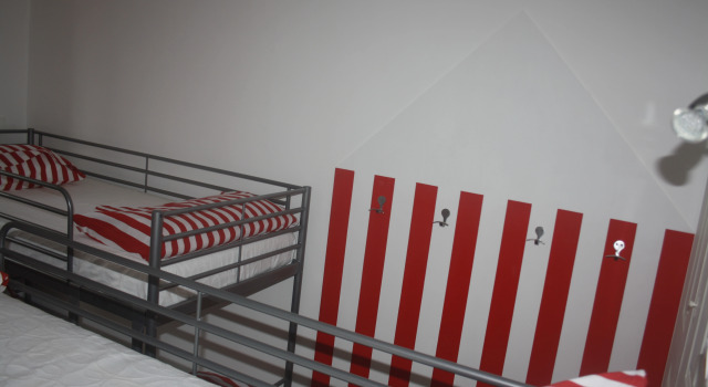Кровать в общем номере с балконом и с красивым видом из окна Hostel 402