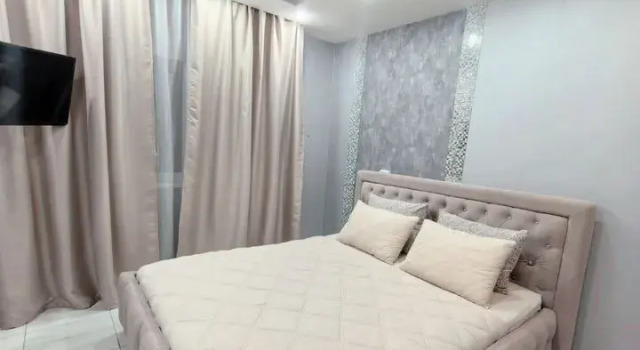 Dvuxkomnatnaya V Vostochno-Tsentpalnoj Chasti Goroda Flat, Prenota Appartamento Hotel a Tyumen Region con parcheggio, Parcheggio