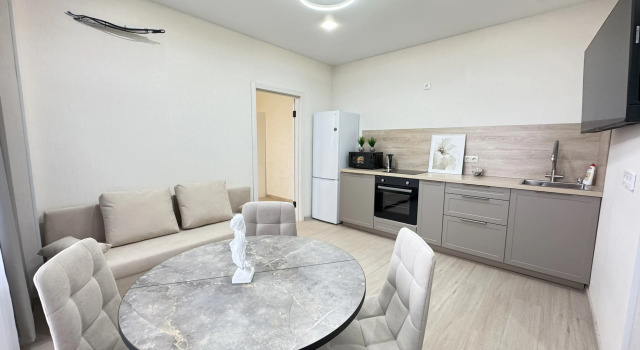 Apartments Shestimestnaya Trekhkomnatnaya Kvartira V Tsentralnom Rayone Zhk "divny Kvartal", Prenota Appartamento Hotel a Tyumen Region con piscina, Piscina