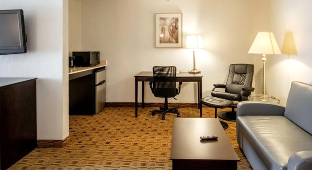 Двухместный люкс Deluxe с красивым видом из окна Coratel Plus Suites Wichita West Airport
