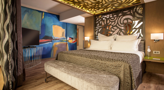 Двухместный полулюкс Hennessy Park Hotel