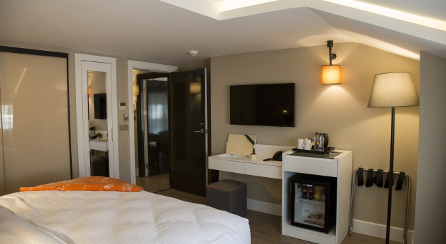 Семейный люкс с балконом и с видом на город Sparkle Hotel