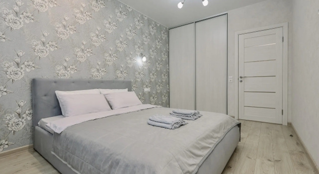 Uyutnye  V Novom Sovremennom Dome ZHK Panorama Apartments, Prenota Appartamento Hotel a Udmurtia con parcheggio, Parcheggio