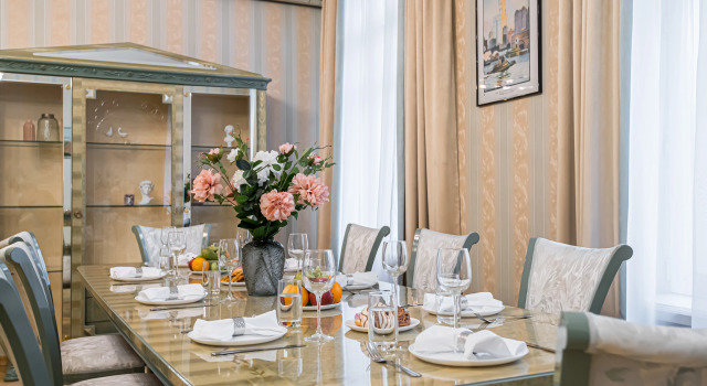 GM Apartments Prostrornaya Trekhkomnatnaya na Arbate Flat, Buchen Sie Ferienwohnung Arbat , in der Nähe von Estrada Theatre