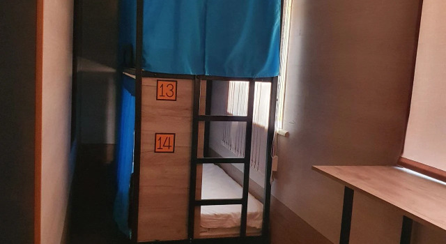 Кровать в общем номере с красивым видом из окна Хостел Cape Hostel