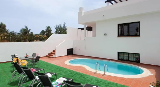 Хостел Bhavana Surf House, Забронировать Хостел Отели Канарских островов с бассейном, Бассейн