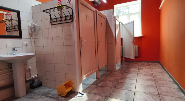 Pat în dormitor cu vedere la curte Mir Hostel
