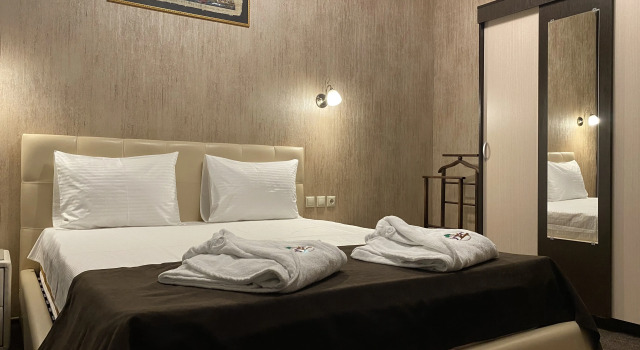 Dvoulůžkový s manželskou postelí Apartmá Utyos Hotel