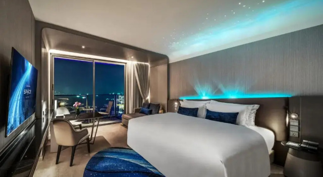 Двухместный номер Space Premium с балконом Отель Grande Centre Point Space Pattaya