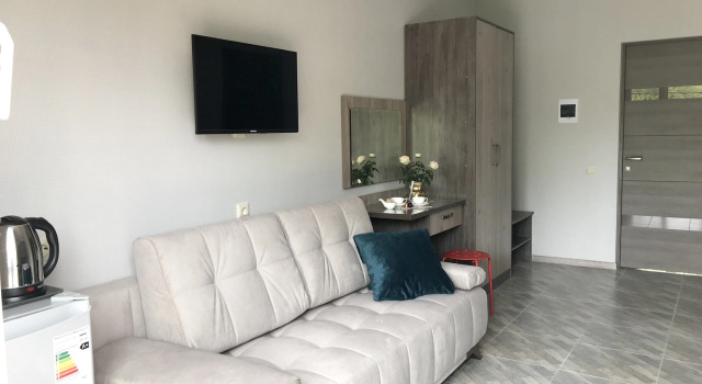 Четырёхместный полулюкс Comfort с балконом и с красивым видом из окна Гостевой Дом MG Panorama White House