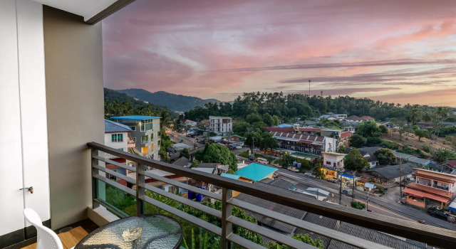Двухместный номер Deluxe с балконом и с видом на море Апартаменты OMNIA Phuket - Sea & Sky Condo
