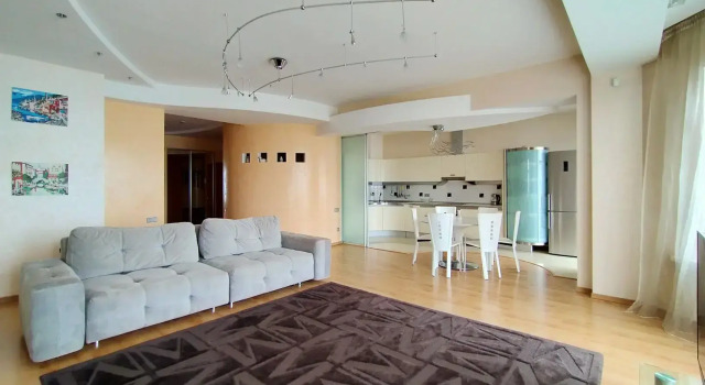 Uyutnaya Tryokhkomnatnaya V Tsentre S Vidom Na More Flat, Buchen Sie Ferienwohnung Hotels in Region Primorje mit Parkplatz, Parkplätze