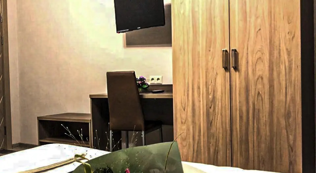 Пятиместные апартаменты Comfort с 2 комнатами с балконом и с красивым видом из окна Гостевой дом ЭлеОн Хаус