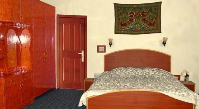 Calm Holiday Inn Hotel	