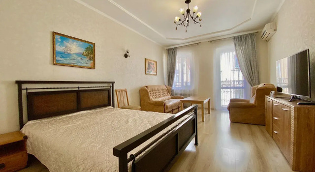 Luxury Apartment with Balcony on the Yalta Embankment, Book Apartment Yalta 