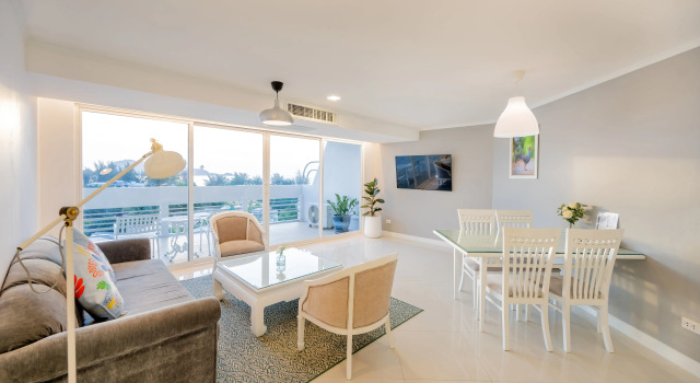 Четырёхместный люкс семейный Premium с 2 комнатами с балконом Andaman Beach Suites Hotel, Patong Phuket