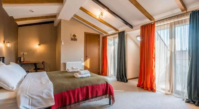 Четырёхместный семейный номер Deluxe с красивым видом из окна Отель Green Inn - Old City Tbilisi