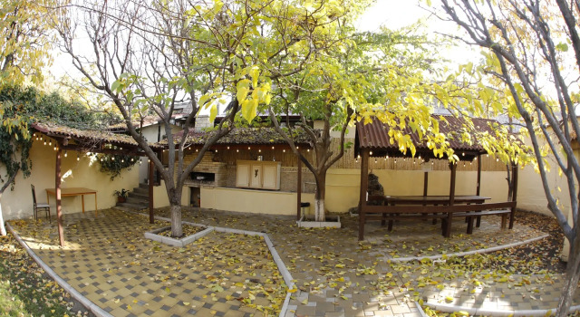 Li Yes Yerevan hotel, Book Guesthouse Yerevan Armenia, near Yerevan Train Station