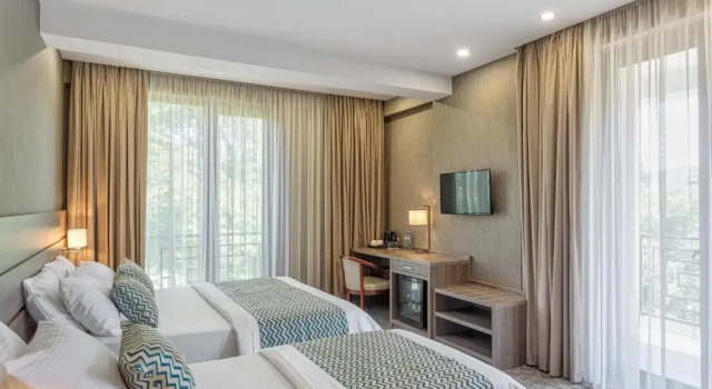Трёхместный люкс Family с балконом и с красивым видом из окна Vinum Hotel