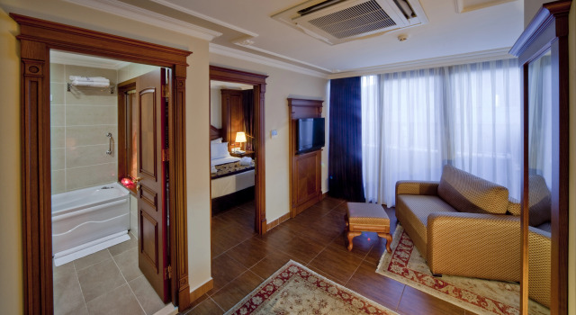 Люкс Executive с балконом и с красивым видом из окна GLK PREMIER The Home Suites & Spa