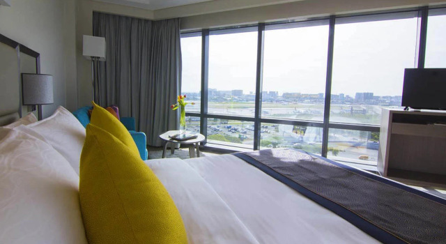 Двухместный люкс Runway Corner with Airport View Savoy Hotel Manila near Airport NAIA Terminal 3 MNL
