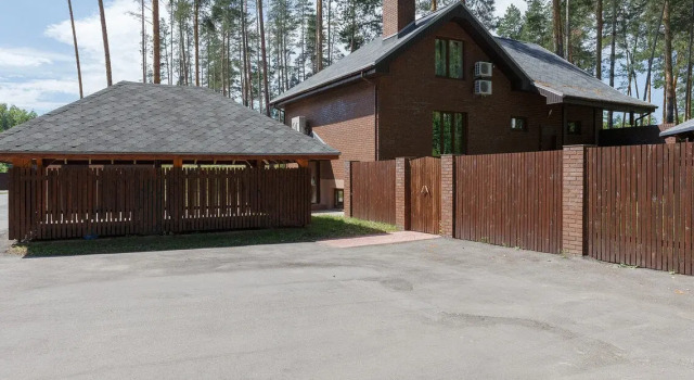 Шестиместный коттедж Comfort с 3 комнатами с красивым видом из окна База Отдыха Дубки