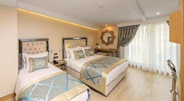 Четырёхместный номер Deluxe с балконом Mukarnas Taksim Hotel