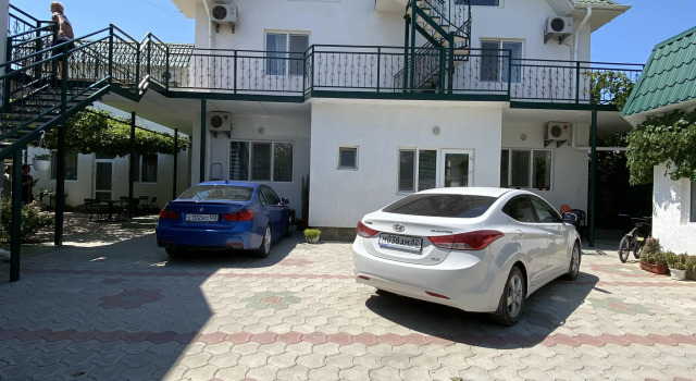 U Tigrana Guest House, Prenota Affittacamere Hotel a Crimea con parcheggio, Parcheggio
