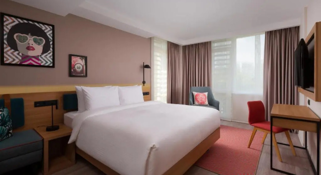 Номер с диваном Семейный с кроватью King size Двухкомнатный Hampton By Hilton Москва Рогожский Вал