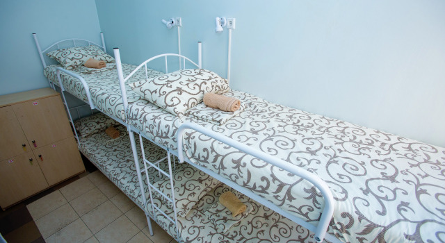 Кровать в общем номере с красивым видом из окна Хостел Comfort