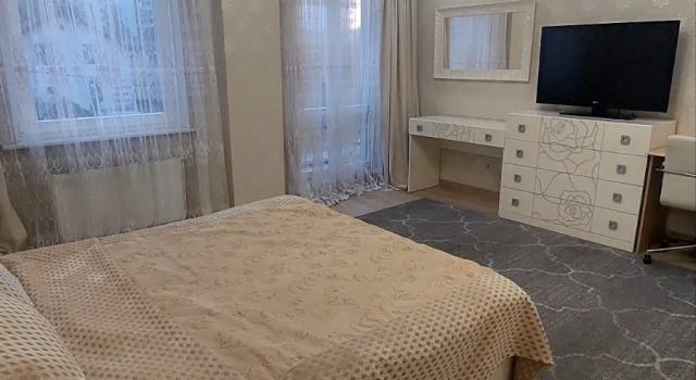 Двухместные апартаменты с балконом и с красивым видом из окна Апартаменты в центре с тремя спальнями на Червякова 55 рядом с парком Победы