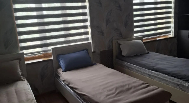 Łóżko w pokoju wieloosobowym z widokiem na miasto KONIGIL hotel