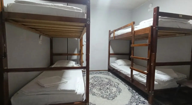 Кровать в общем номере (мужской номер) Хостел Caravan Hostel