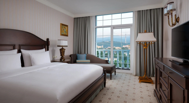 Executive Tweepersoonssuite met balkon en  met uitzicht Rixos Almaty Hotel