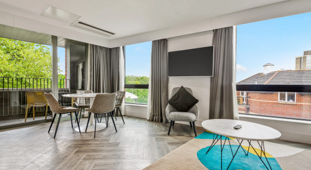 Люкс Liberty с 2 комнатами с балконом Roomzzz London Stratford
