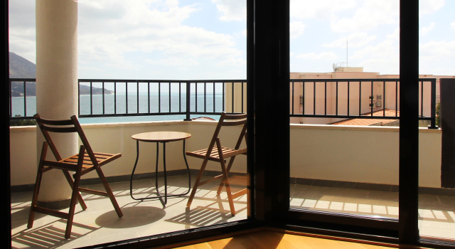 Апартаменты c 1 комнатой с балконом и с красивым видом из окна Azure Residence First Line Sea View