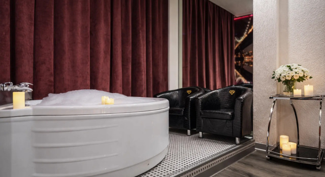 Двухместный номер Wedding Comfort with Jacuzzi Отель Алекс Отель на Звёздной