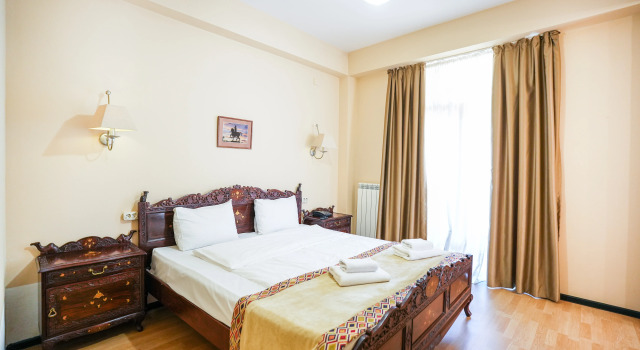 Трёхместный люкс с балконом и с красивым видом из окна Boutique Hotel "Andza Tiflis"