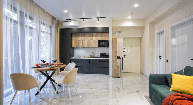 Panoramnaya Uglovaya s Oknami v Pol Vid na Zelen v Skay Plaza Apartments, Rezervovat Apartmán Jalta 