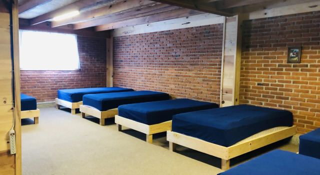Кровать в общем номере с красивым видом из окна Кемпинг EcoCamp Ajusco Rotamundos