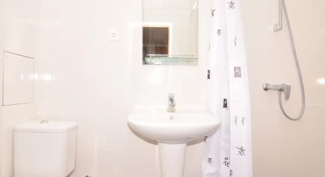 Четырёхместный номер Standard с балконом BLACK-HOUSE
