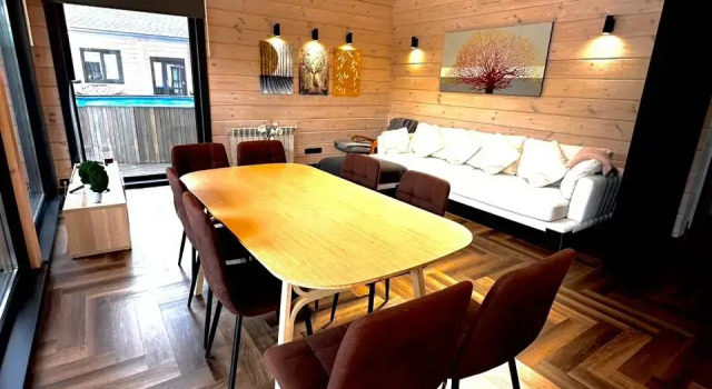 Шестиместный коттедж с балконом и с красивым видом из окна Vallery Chalet