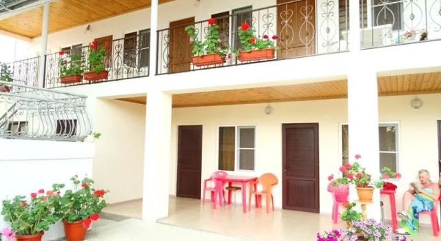 Mayak Guest House, Prenota Affittacamere Hotel a Sukhum con parcheggio, Parcheggio