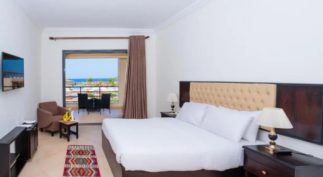 Двухместный номер Standard с балконом и с видом на сад Отель New Eagles Aqua Park Resort