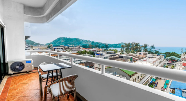 Семейный люкс с балконом и с видом на море Апартаменты OMNIA Phuket - Patong Tower