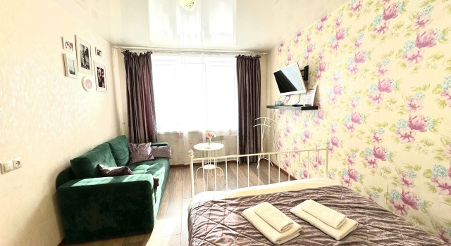 Uyutnaya odnokomnatnaya s izumrudnym divanom i teplym polom, Buchen Sie Ferienwohnung Beresniki 
