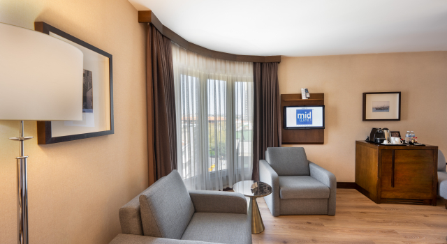 Corner Suite Midtown Hotel