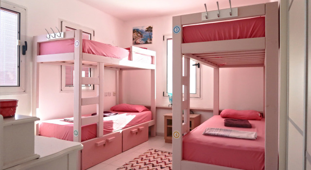 Bett im Wohnheim (Frauenwohnheim) mit Balkon und mit Blick Ahla Plus Hostel